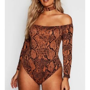 This is a bodysuit and choker from boo-hoo